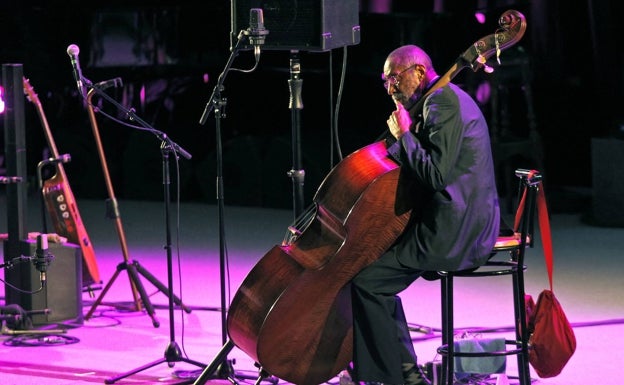 Ron Carter cancela su gira europea por motivos de salud, a los 85 años