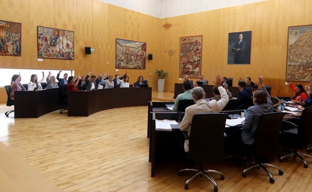 Gobierno y oposición se enzarzan en una bajada del IBI que PSOE y C's califican de «electoralista»