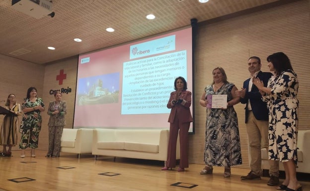 Reconocimiento de Cruz Roja a Marina Salud por su trabajo en materia de igualdad