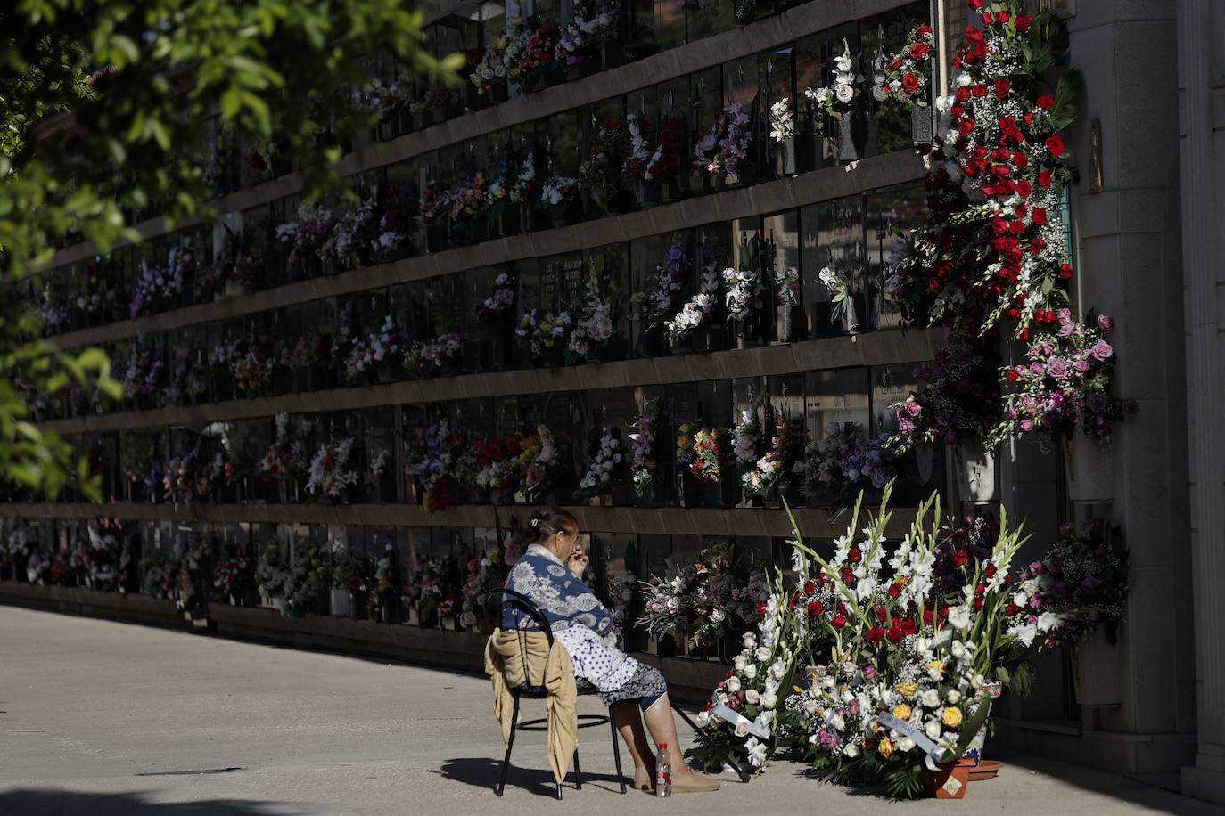 Los visitantes del Cementerio General de Valencia en el Día de Todos los Santos