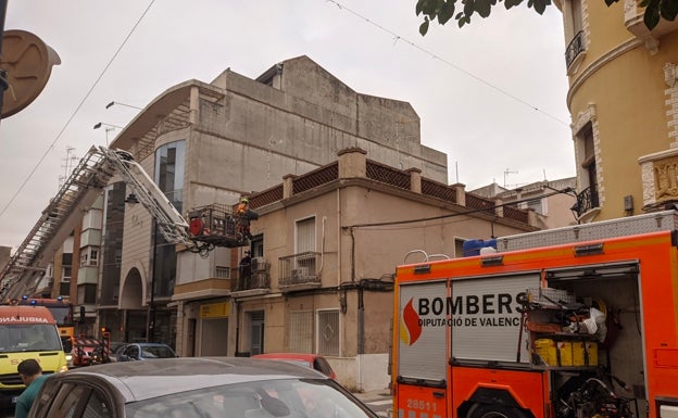 Rescatan a una mujer en una casa de Alzira