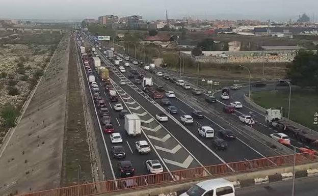 Largas colas en la Pista de Silla y hasta 25 kilómetros de atascos en Valencia