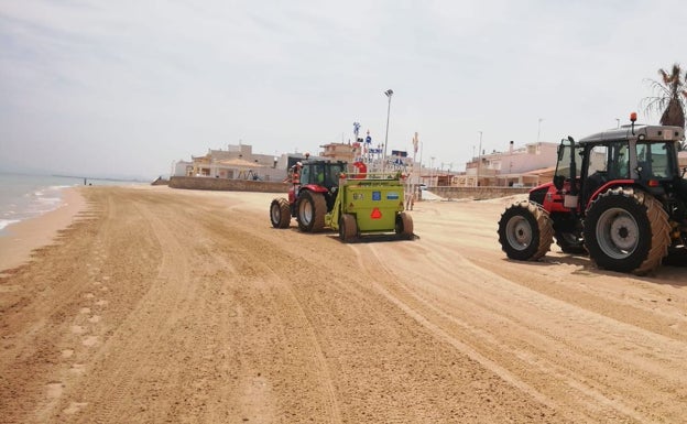 La Diputación destina tres máquinas a la limpieza de las playas de Sueca