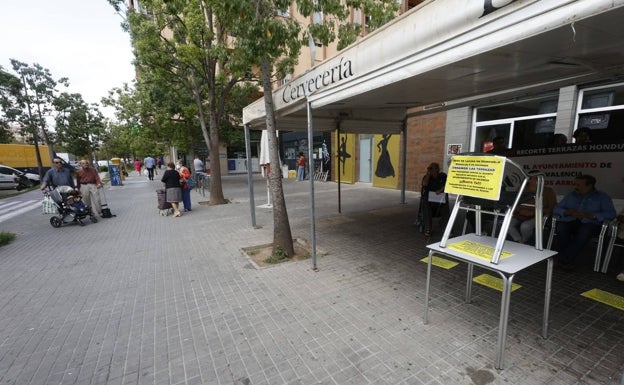 Medio centenar de bares cierran sus terrazas por el tijeretazo del Ayuntamiento