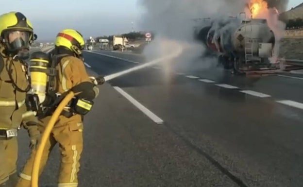 Un camión cisterna se incendia en la autovía A-31