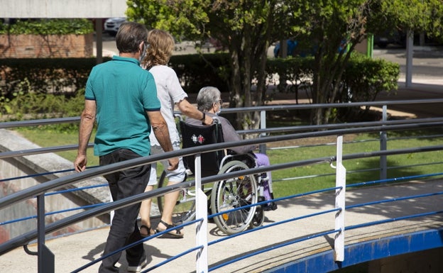 Familiares critican que el Consell limite las visitas en residencias tras el Covid