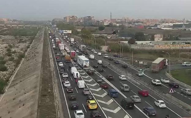 Largas colas en la Pista de Ademuz y hasta 30 kilómetros de atascos en Valencia