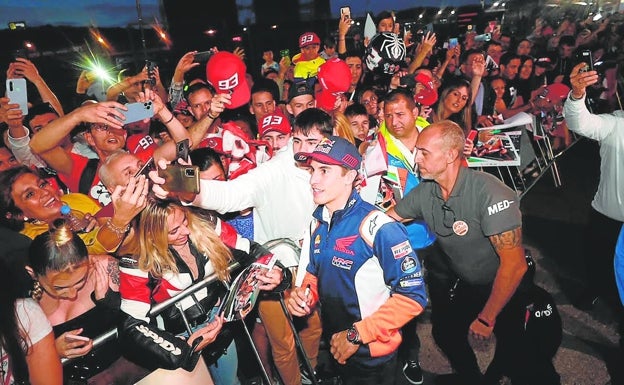 El pit walk, un ensayo con Marc Márquez como foco de atención