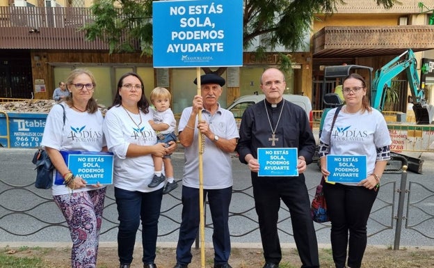 El obispo Munilla se concentra ante una clínica abortista de Alicante en la campaña 40 Días por la Vida