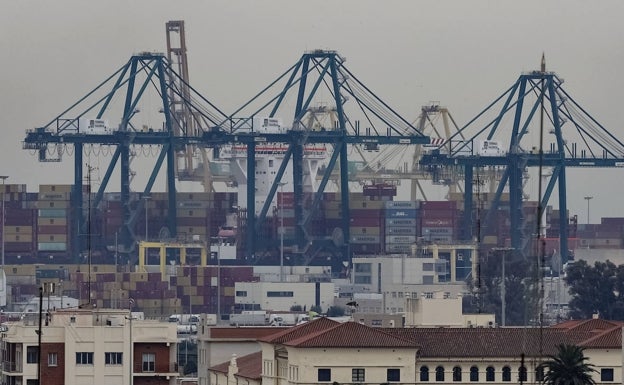 Los precios sí dan un respiro en el puerto de Valencia: comienza a caer el coste de los contenedores