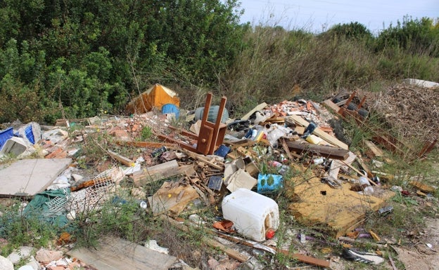 Dénia eliminará un vertedero ilegal junto al río Racons con una ayuda de 21.000 euros de la Diputación