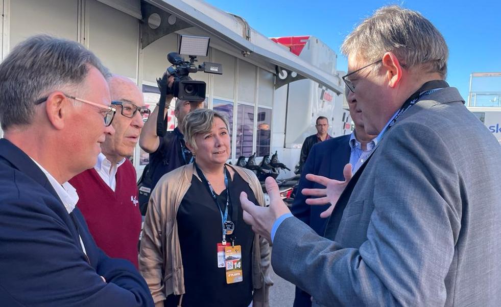 El rompecabezas para encajar el himno nacional y el regional en MotoGP