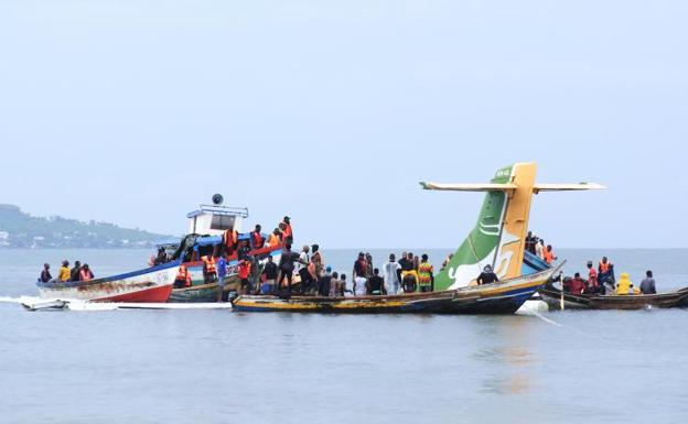 Al menos 19 muertos al estrellarse un avión en Tanzania