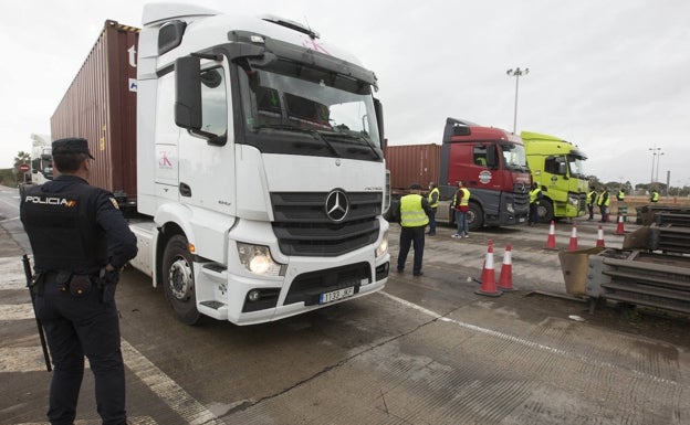 Los transportistas valencianos sopesan si secundan la huelga indefinida en el sector