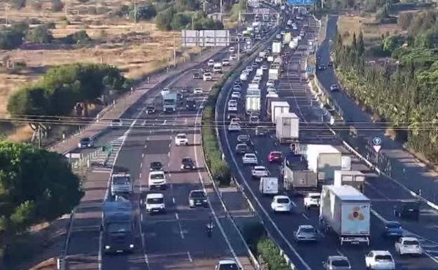 Largas colas por un accidente en la Pista de Silla y más de 20 kilómetros de atascos en Valencia