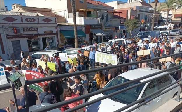 Mas de medio millar de personas se manifiestan en Paterna por la accesibilidad, limpieza y contra los vertederos