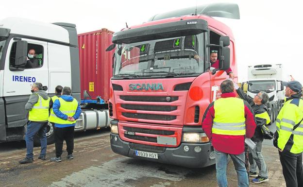 Los transportistas convocan una huelga como la que paralizó la economía en marzo