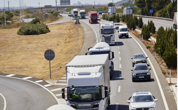 El Gobierno se abre a reunirse con los camioneros y los consumidores piden calma