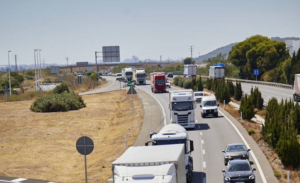 El Gobierno se abre a reunirse con los camioneros y los consumidores piden calma