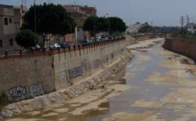 El agua vuelve a recorrer el barranco del Poyo