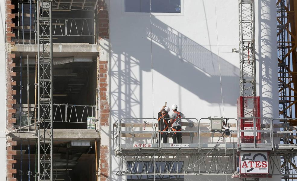 Crean una plataforma de afectados por el retraso de miles de licencias en Valencia