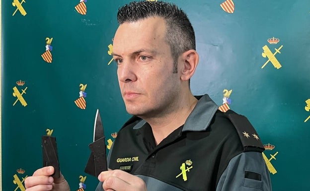 Navajas ocultas en cinturones, collares y tarjetas de crédito