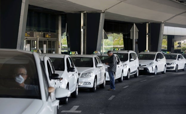 Los taxistas cargan contra el refuerzo de 300 vehículos del Consell y anuncian protestas