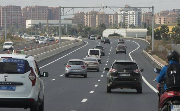 La DGT advierte: la multa de 200 euros por circular por el carril central o izquierdo