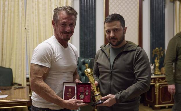 Sean Penn entrega uno de sus Oscar a Zelenski «hasta que termine la guerra»
