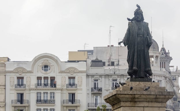 Convocan un acto en defensa de la estatua de Vinatea en la plaza del Ayuntamiento