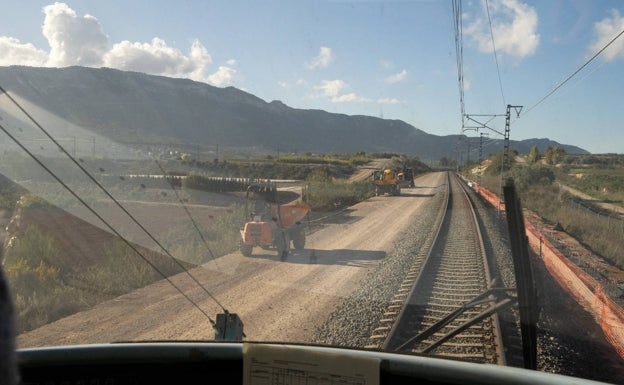 El Gobierno alardea de inversión en el corredor ante el clamor empresarial por el retraso de las obras