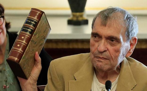 El Cervantes premia la poesía esencial, mística y terrenal de Rafael Cadenas