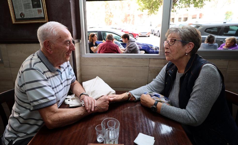 Los enamorados de la mesa 1