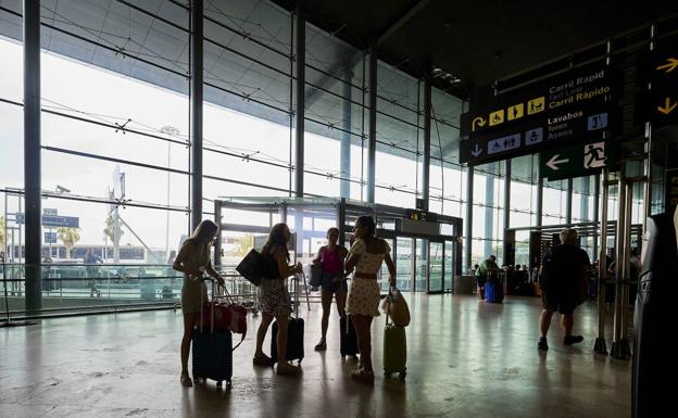 Diez vuelos desviados y 28 cancelados en el aeropuerto de Manises por las lluvias