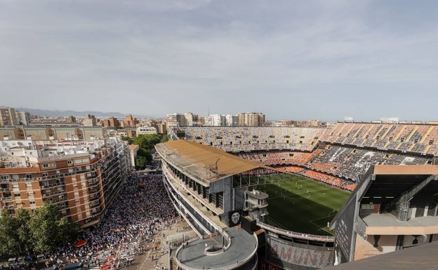 El valor de las acciones del Valencia con Meriton pasa de 24 euros a 1