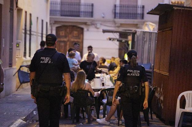 Policías bajo mínimos contra las peleas en Valencia