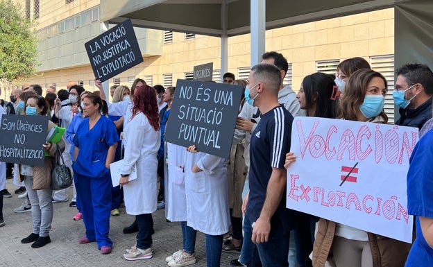 Pacientes comen en los pasillos de Urgencias del Hospital de la Ribera por el colapso