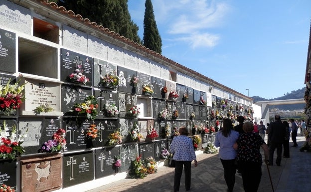 Alzira volverá a contratar a los trabajadores del cementerio al frustrarse la privatización