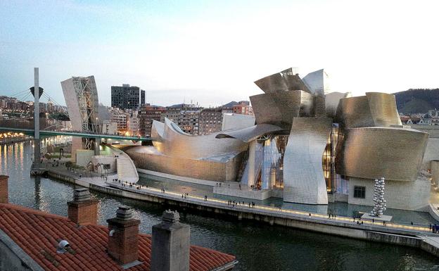 Así es el Museo Guggenheim Bilbao: un magnífico monstruo de titanio custodiado por un perro gigante