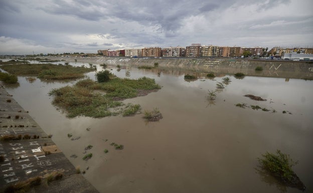 Ribó mantiene su apuesta por abrir el nuevo cauce a las personas a pesar de las inundaciones