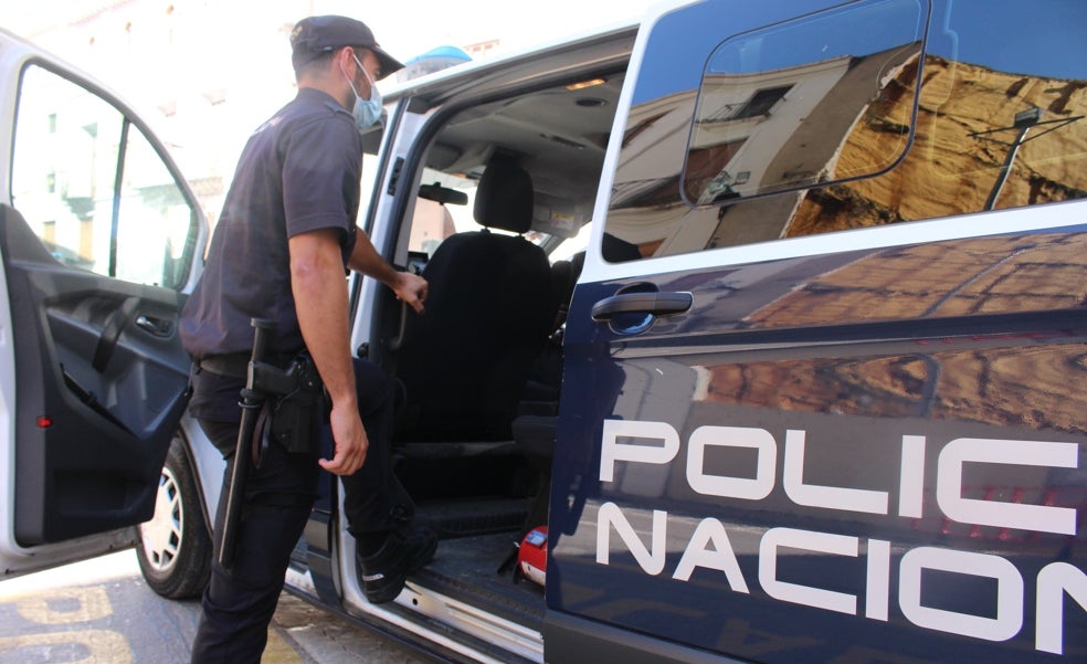 Una mujer abandona a su hija de seis años al quedar inconsciente por una borrachera en una parada de bus