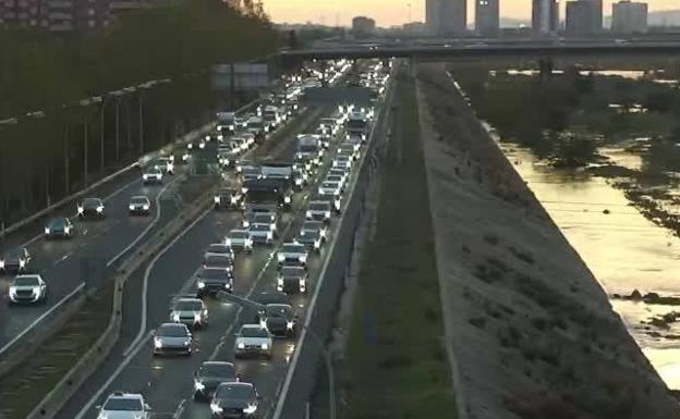 Más de 15 kilómetros de atascos en las entradas y salidas a Valencia