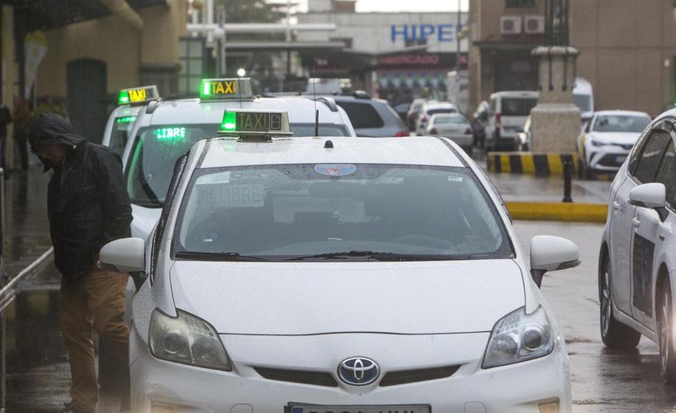 La crisis del taxi en Valencia abre el debate de la falta de servicio