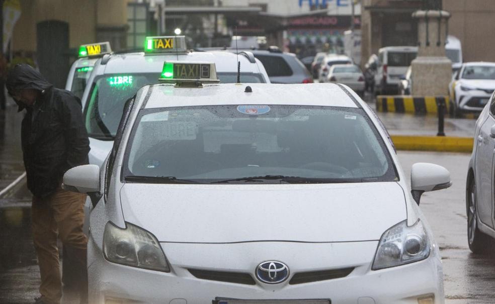 La crisis del taxi en Valencia abre el debate de la falta de servicio