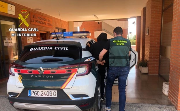 Detienen a dos ladrones en Catadau mientras cargaban objetos robados en un camión