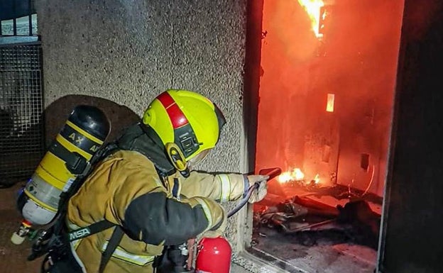 Extinguen un incendio en una nave industrial de Petrer