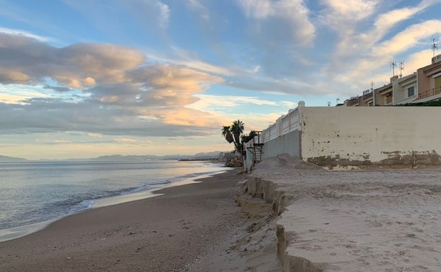 El mar engulle la arena de la playa de Tavernes y deja decenas de viviendas a la intemperie