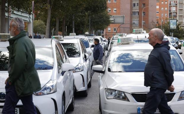 Los taxistas anuncian paros en Valencia que afectarán a la Navidad y al maratón