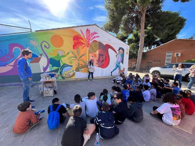 Un mural de Iván Tortajada da la bienvenida a los alumnos de un colegio de Torrent