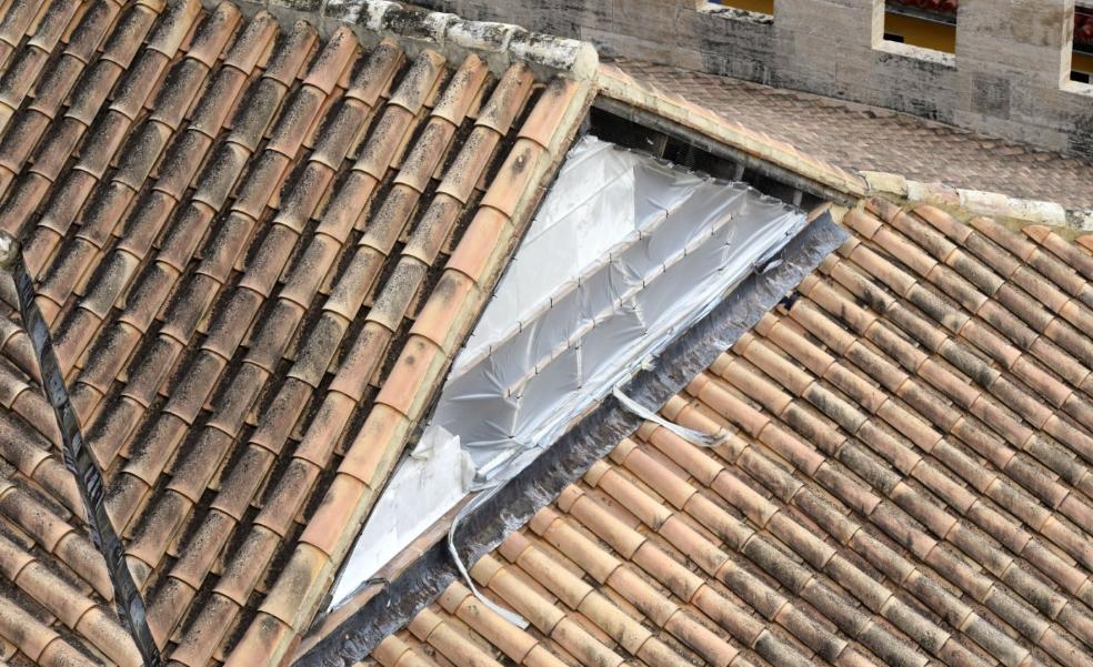 Plásticos, humedades y grietas se eternizan en la Lonja de la Seda